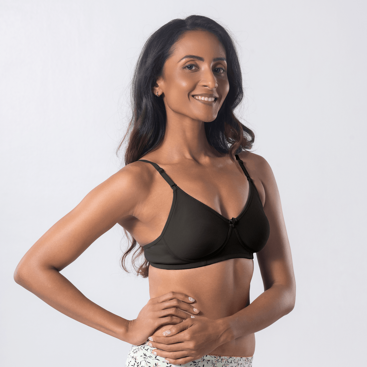 Melody T-Shirt Bra in Soya, side view worn by model.